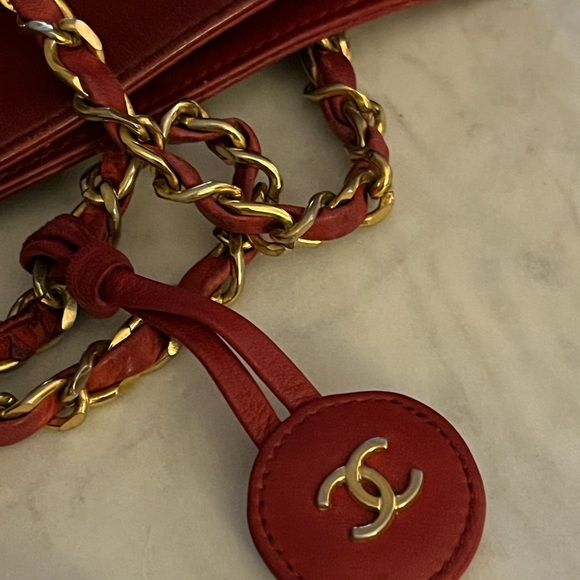 CHANEL RED LEATHER QUILTED VINTAGE SHOULDER BAG - Picture 15 of 17